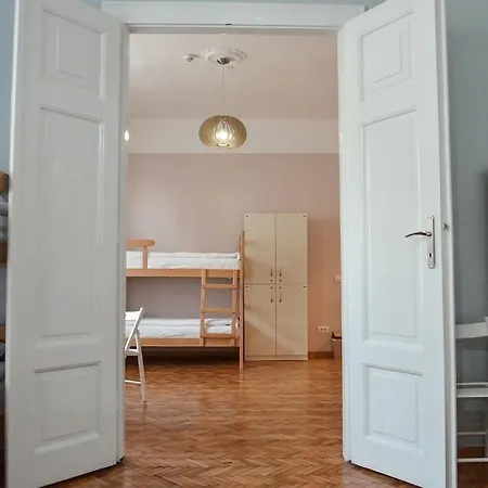 Roommates Hostel *