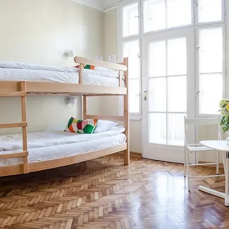 Roommates אכסניה *